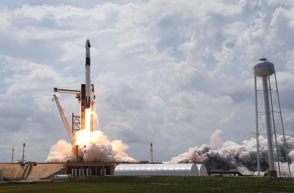 El espectacular despegue del cohete Falcon 9, portador en su parte superior de la nave Crew Dragon. Esta misión se denominó Demo-2 y fue la primera tripulada para la nave, que ya había sido probada en 2019 (Demo-1).