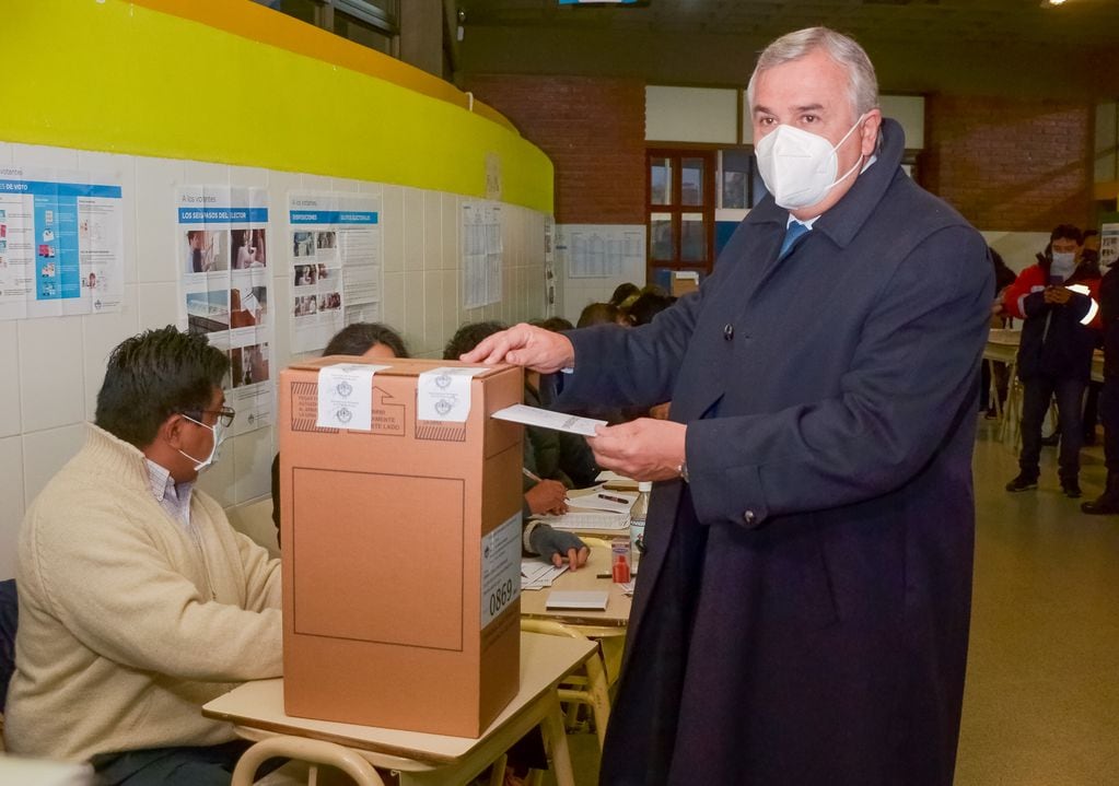 El gobernador Gerardo Morales votó a primera hora, para luego viajar a Buenos Aires.