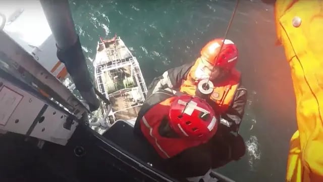 Video: rescataron a un marinero que sufrió un ACV