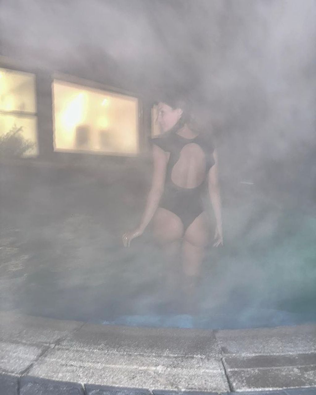Pampita posó de espaldas en una piscina climatizada de Villa La Angostura