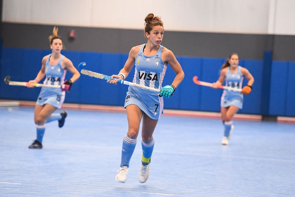 La fueguina Juliana Ríos, encabeza el empuje de las argentinas en el seleccionado de Hockey Pista femenino.