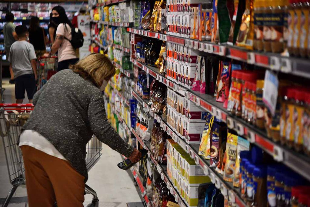 Miles de chilenos coparon los supermercados mendocinos en busca de precios bajos (imagen ilustrativa)