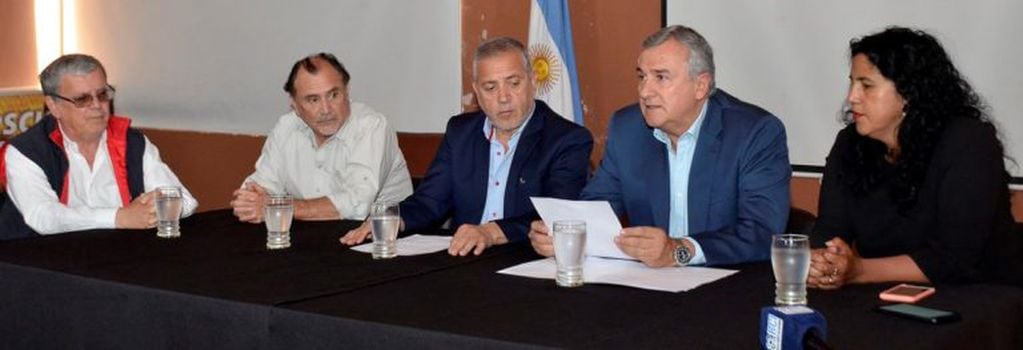 Morales encabezó la reunión con el ministro de Desarrollo Económico y Producción, Juan Carlos Abud Robles; la secretaria de Desarrollo Productivo, Patricia Ríos; y el presidente de la Cooperativa de Tabacaleros, Cristian Lamas.