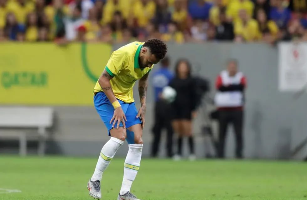 Neymar mostró cómo le quedó el tobillo. (AP)