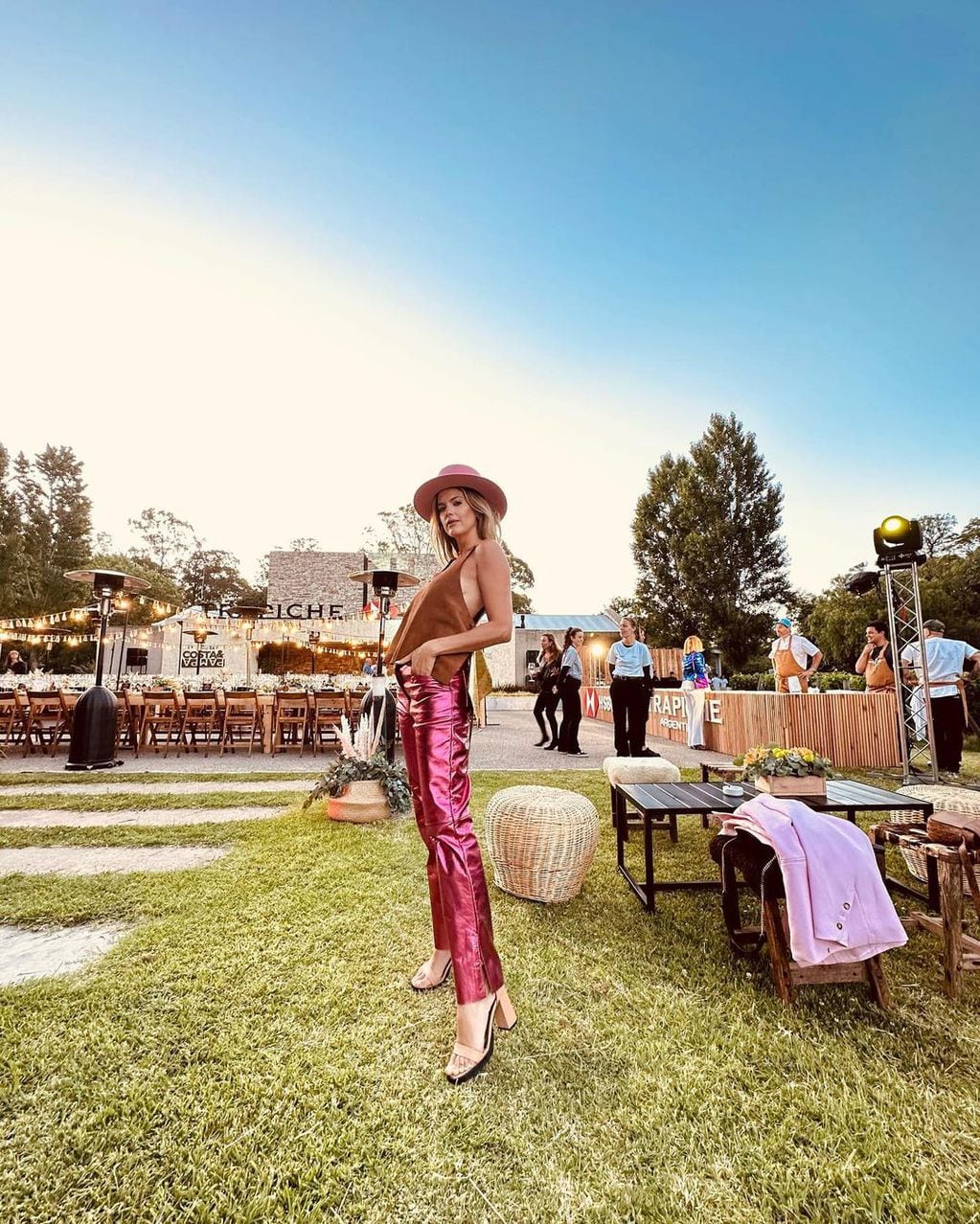 El look full metal y barbiecore que eligió Mery del Cerro para un evento en Mar del Plata.