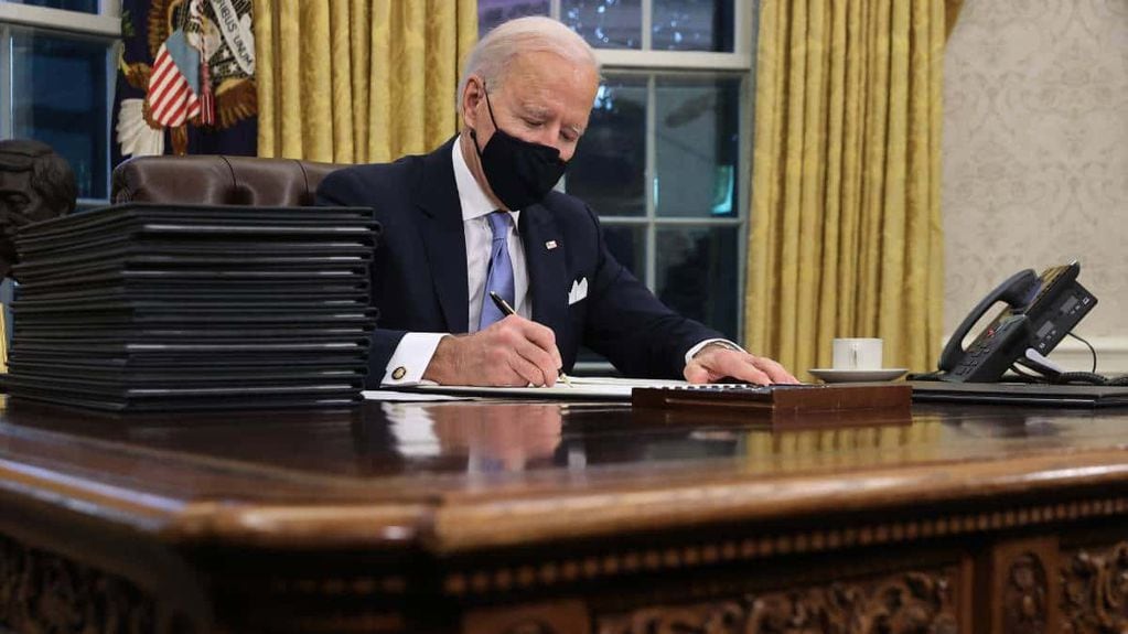 Joe Biden firmó severos decretos tras asumir como presidente.
