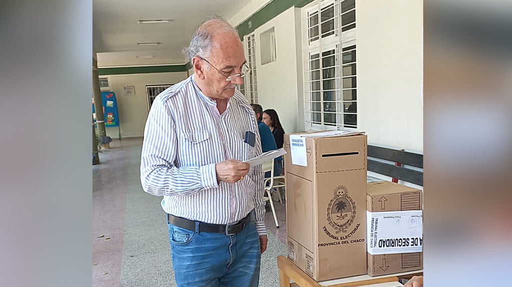 Juan Carlos Bacileff Ivanoff, candidato a gobernador, votando en Chaco.