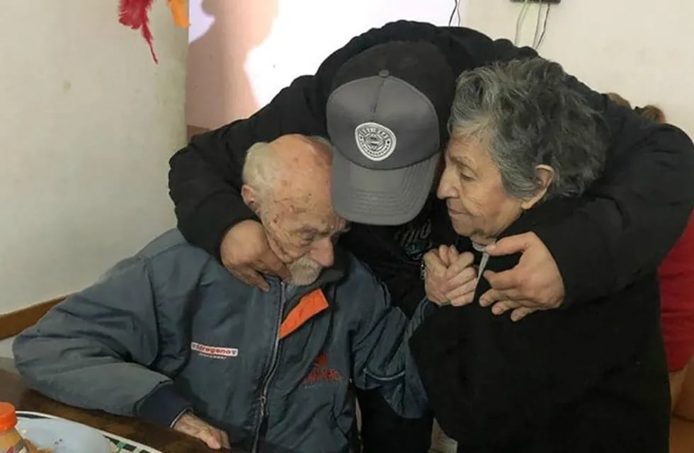 Juan Pablo Rodríguez, de la Fundación Un Tatuaje por una Sonrisa, visitó a los abuelos rosarinos que fueron abandonados.