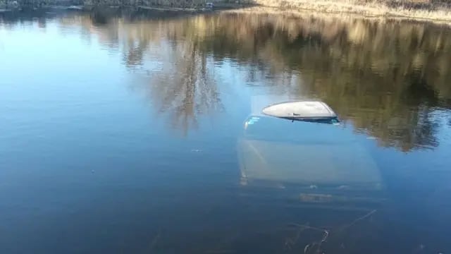 Almafuerte. El auto quedó totalmente sumergido en el lago Piedras Moras. (El Diario del Pueblo)