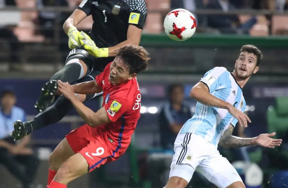 Argentina's goalkeeper Franco Petroli, left, and South Korea's Cho Youngwook, center, clash for the ball during their Group A soccer match in the FIFA U-20 World Cup Korea at Jeonju World Cup Stadium in Jeonju, South Korea, Tuesday, May 23, 2017. (Lim Hun-jung/Yonhap via AP)