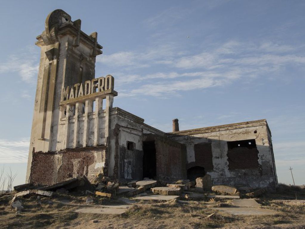 El matadero de Carhué en las ruinas de la Villa Epecuén, apareció como locación en varias películas, videos musicales y hasta en un recital.