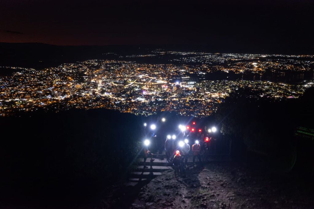 Ascensos nocturnos en Carlos Paz, Cerro La Cruz