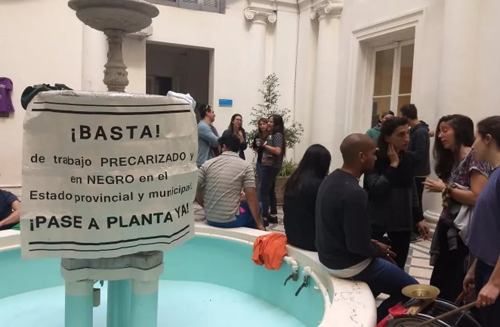 Empleados municipales precarizados coparon el patio del Palacio de los Leones. (@aterosario)