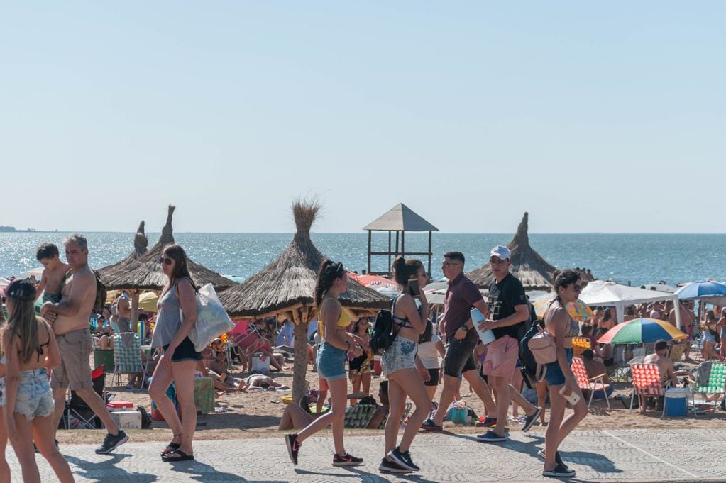 Miles de turistas visitaron la localidad, jóvenes coparon la playa central.