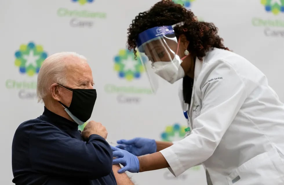 Joe Biden recibió la primera dosis de una vacuna contra el covid-19.