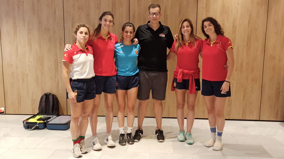 Gonzalo Rosselot junto a las jugadoras de hockey sobre césped del Seleccionado de España, a poco de competir en el Mundial.