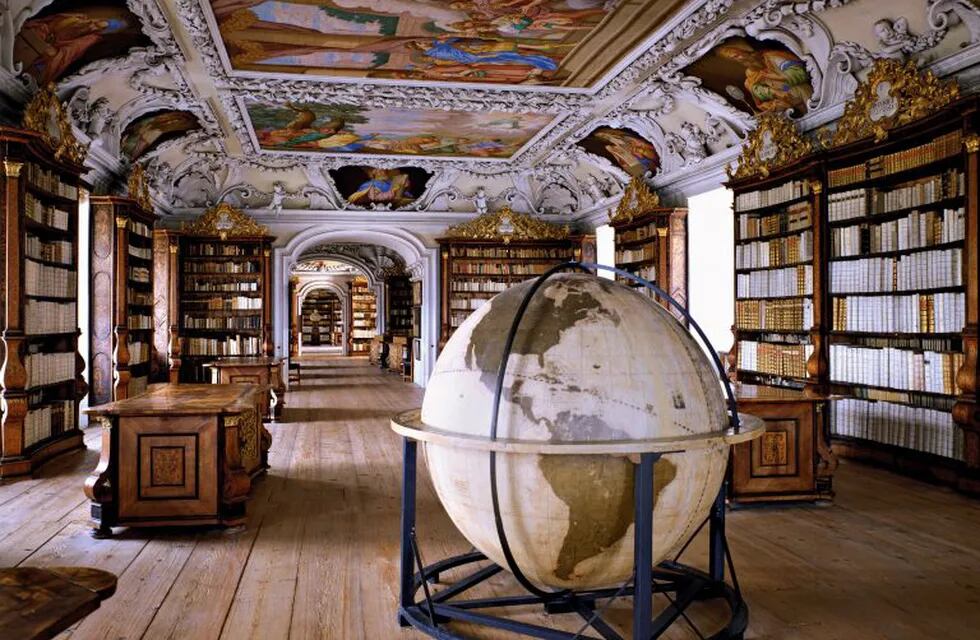 Glam barroco. Este asombroso reducto cultural funciona desde 1689 en la abadía de Kremsmünster, Austria. Su joya es el Codex Millenarius, un evangelio escrito en el año 800.