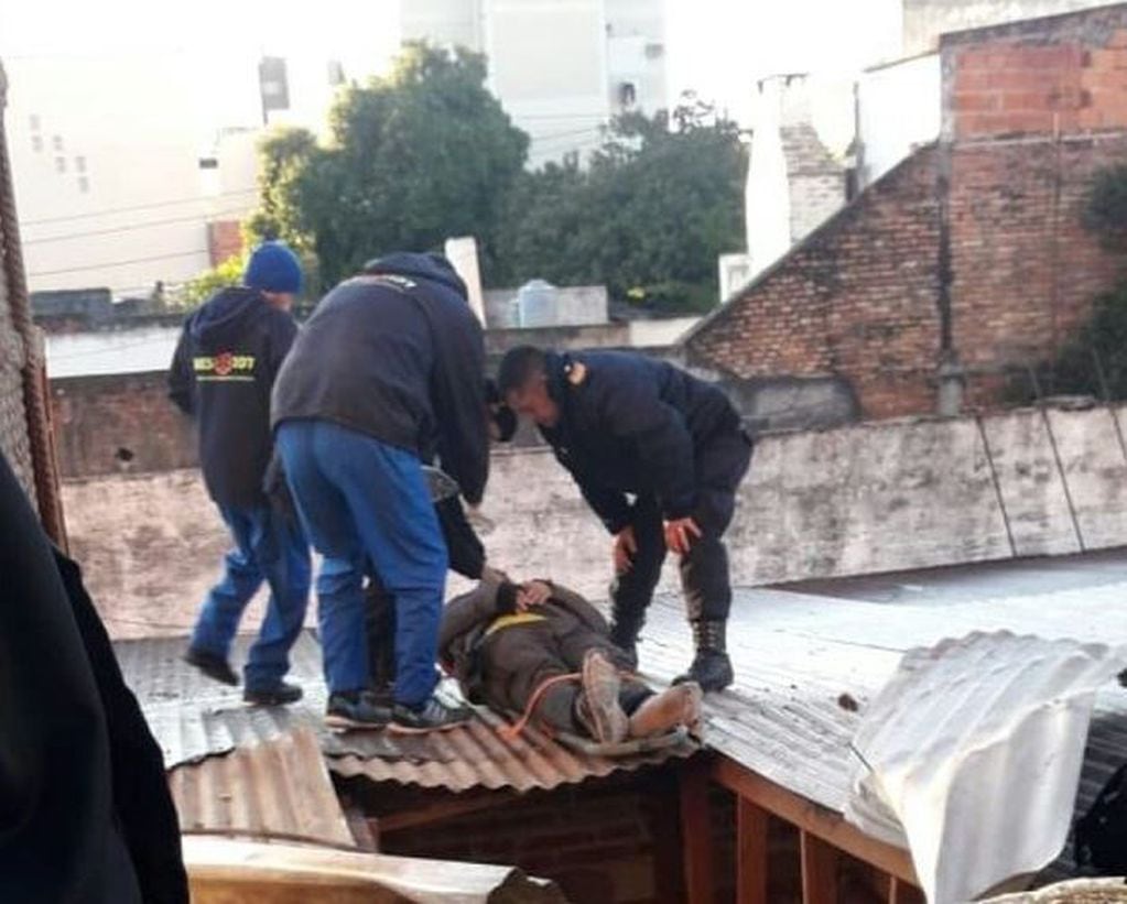 Un obrero está grave tras caer del quinto de piso de una obra en construcción. (Foto: Twitter)