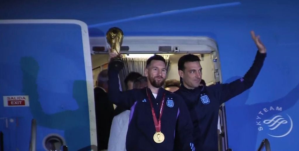 Lionel Messi, con la copa, encabezó la llegada del seleccionado nacional al país tras conquistar el Mundial de Qatar. (Imagen de TV)