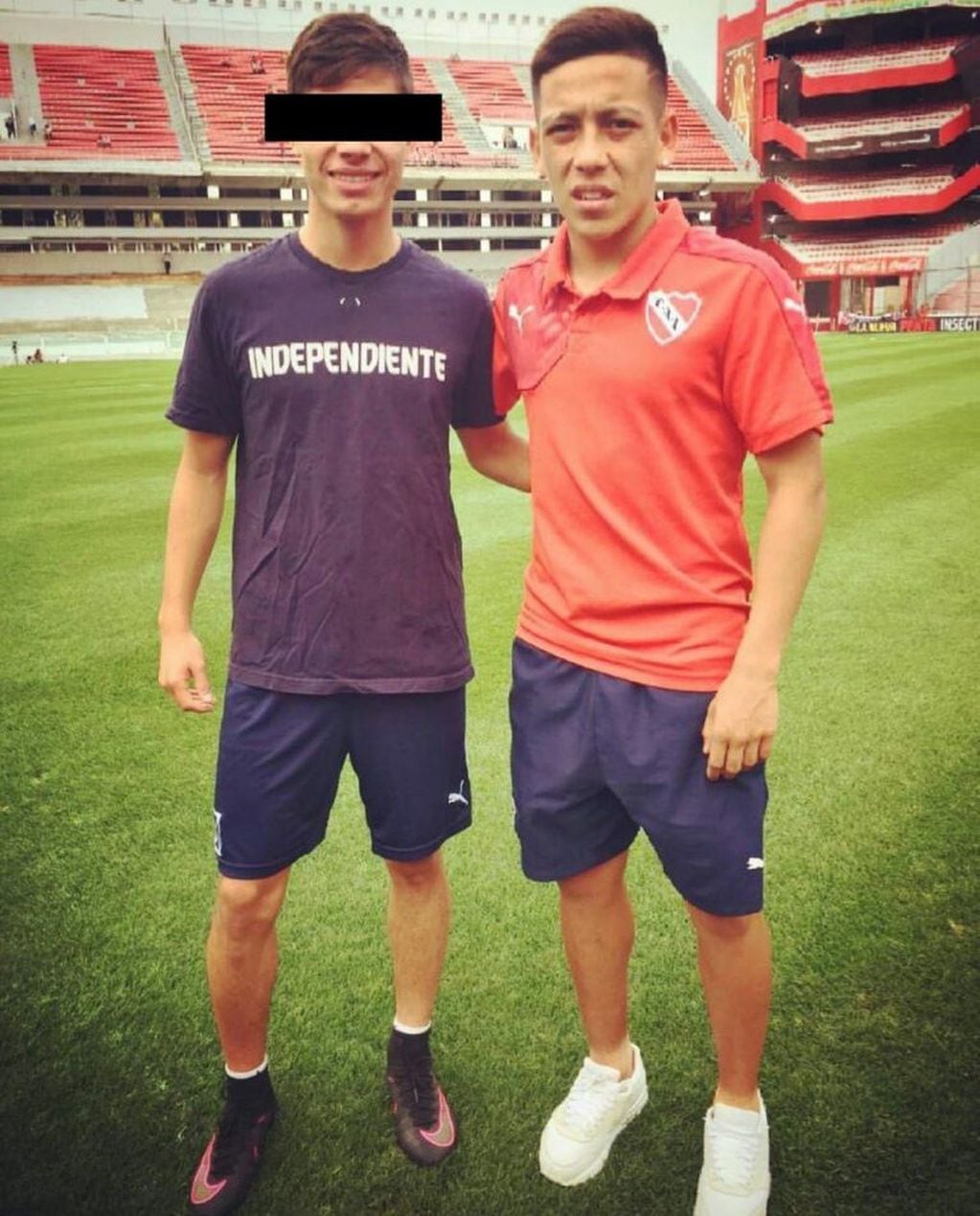 Joaquín V. (izquierda),  junto a Ezequiel Barco, un ex jugador de Independiente.