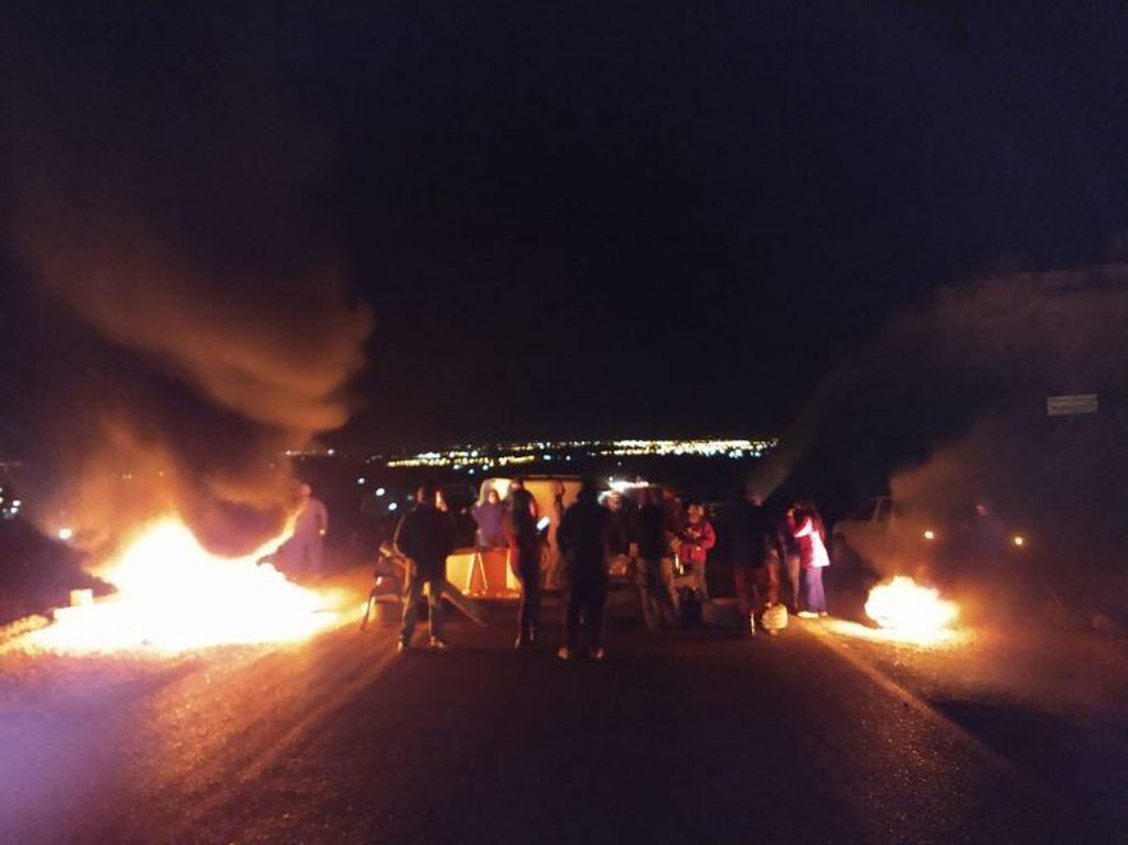 Vecinos de pequeño que murió en el incendio cortaron la Autovía Norte en Neuquén (Foto: Gentileza)