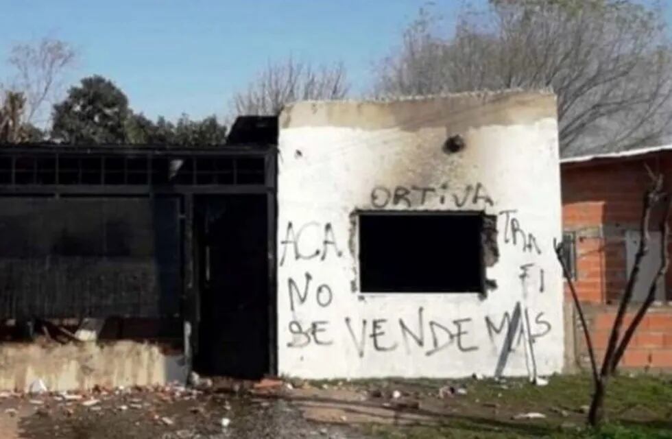 Los vecinos cansados incendiaron una casa que funcionaba presuntamente como kiosco de droga.(@anytramontini))