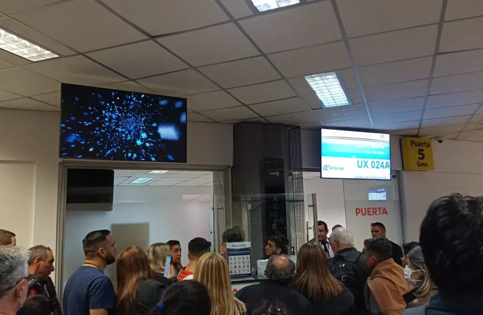 Pasajeros cordobeses rumbo a España, pidiendo explicaciones en el aeropuerto de Asunción. Todo un día varados (Foto gentileza).