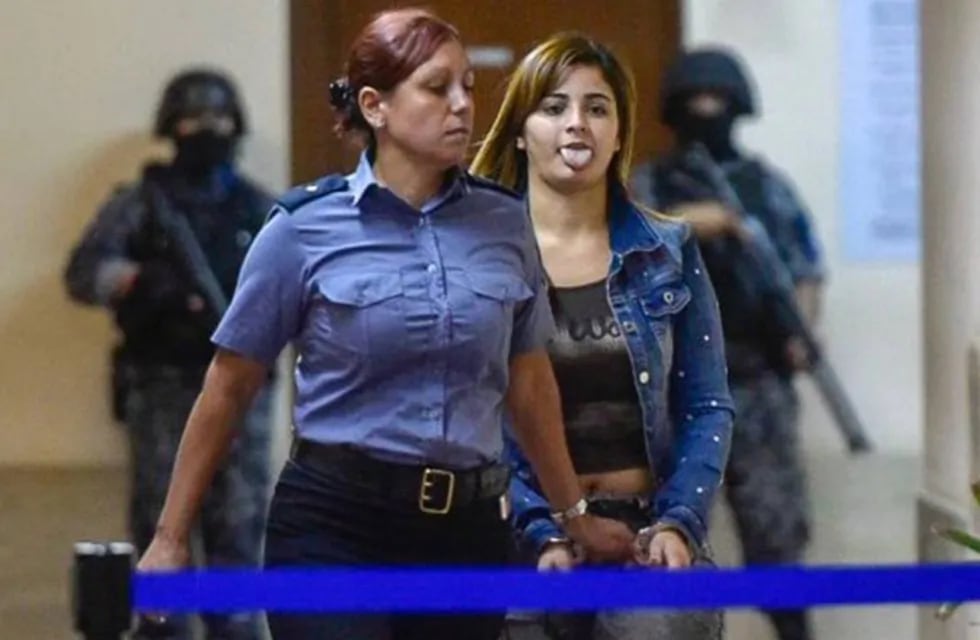 Jorgelina "Chipi" Selerpe sacando la lengua en el Centro de Justicia Penal