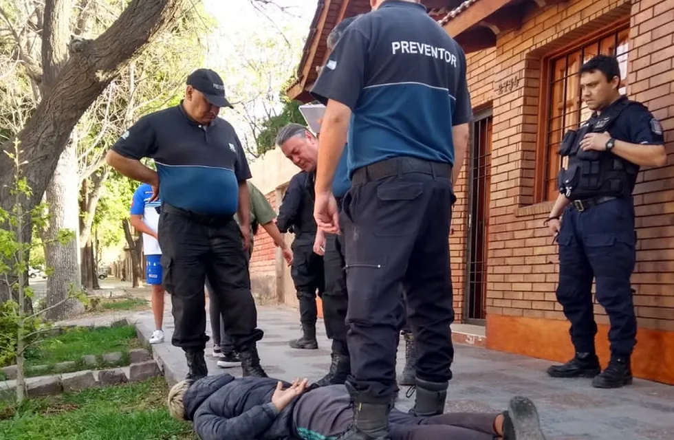 Tres sujetos fueron aprehendidos por Preventores de la Ciudad de Mendoza luego de que efectuaran un robo a mano armada.