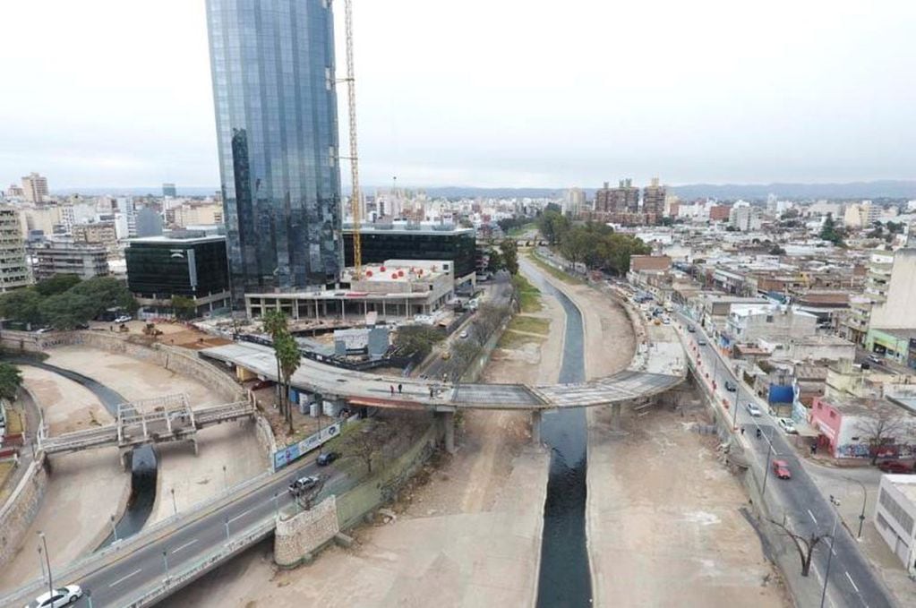 Schiaretti recorrió los puentes Gobernador Mestre y 25 de Mayo, próximos a inaugurarse en la ciudad Capital. (Prensa Gobierno)