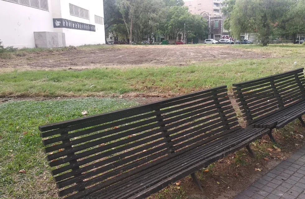 La plaza quedó despejada sobre calle Alvear sin mayores cambios en cuanto a las condiciones a fines de 2019. (@robertocaferra)