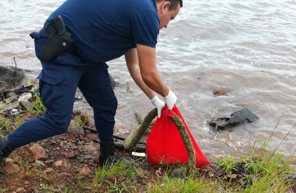 Encontraron una pierna humana de 20 centímetros en la costa del Río Paraná.