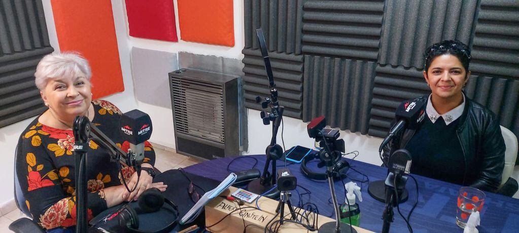 Lic. María del Valle Zúñiga junto a Yesica Garay, secretaria de Gobierno de la Municipalidad de Ushuaia. Entrevista en "La Hora Vía", por Radio Mitre Ushuaia.