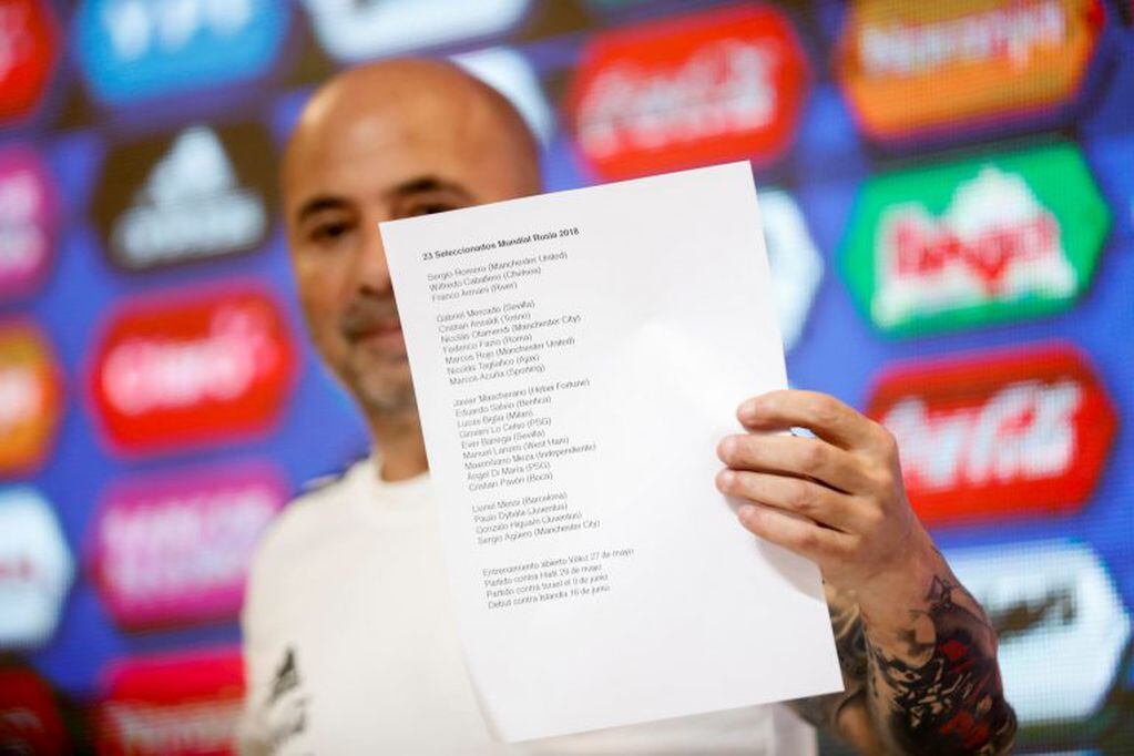 Jorge Sampaoli muestra la lista de convocados a Rusia. Foto: EFE.