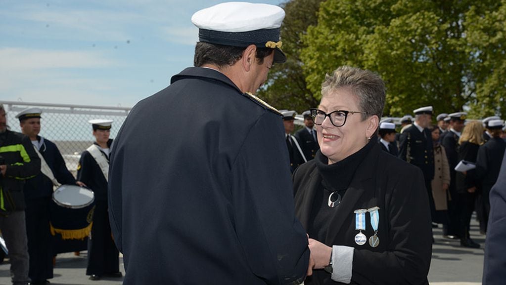La VGM Silvia Herrara, enfermera, recibe la medalla de las manos del Subjefe del Estado Mayor General de la Armada, Vicealmirante Eduardo Antonio Traina.