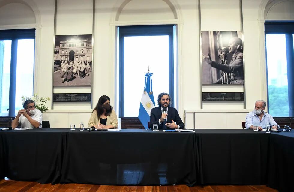 El jefe de Gabinete Santiago Cafiero, reunido con Andrés Rodríguez (UPCN) y Hugo "Cachorro" Godoy (ATE), junto a la secretaria de Empleo Público Ana Castallani. (Twitter: @SantiCafiero)