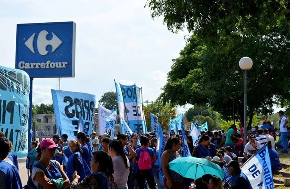 Barrios de Pie se acercó a pedir donaciones ante el hipermercado Carrefour de Resistencia.