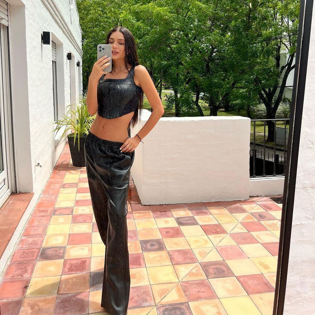 Zaira Nara Encendió Las Redes Con Un Look Total Black De Cuero Pantalón Y Top Ajustado 7003