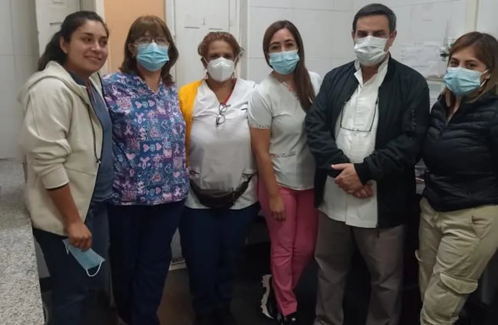 Medina Ruiz junto a personal del Hospital San Pablo.