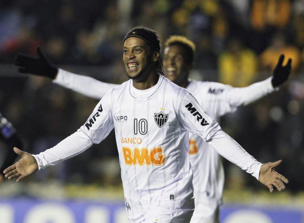 Ronaldinho (L) of Brazil's Atletico Mineiro and team mate Jo celebrate a goal against Bolivia's The Strongest during their Copa Libertadores soccer match in La Paz, March 13, 2013. REUTERS/David Mercado (BOLIVIA - Tags: SPORT SOCCER) bolivia la paz Ronaldinho futbol torneo libertadores partido The Strongest vs Atletico Mineiro