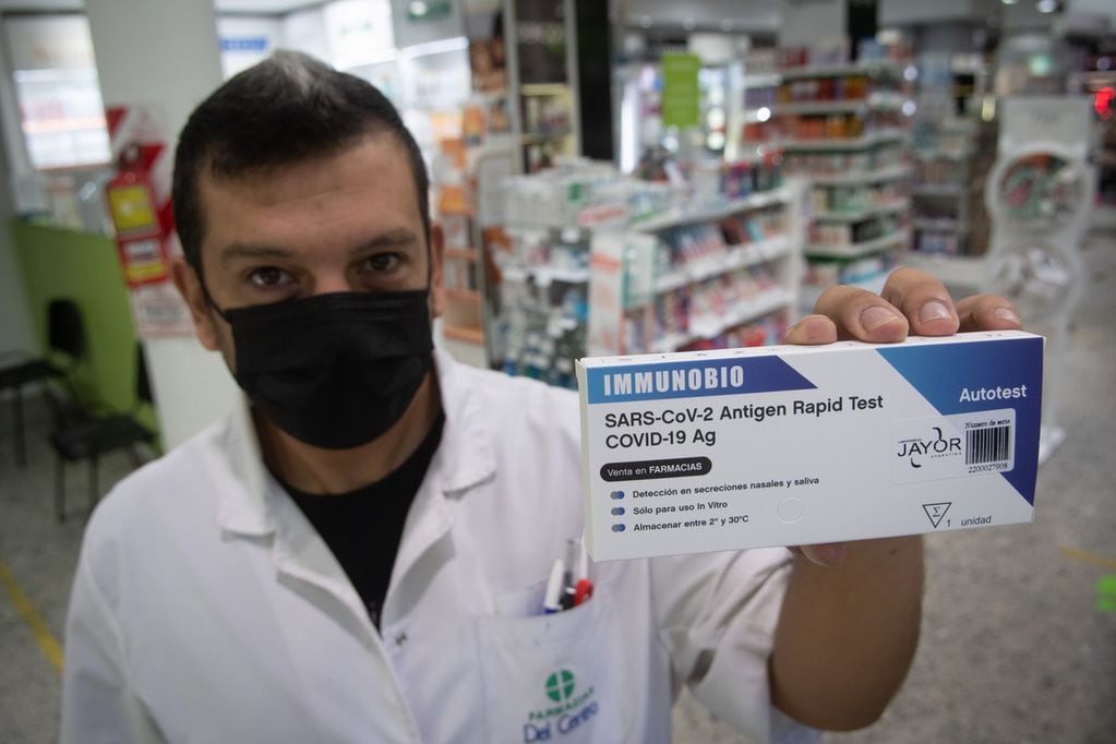 Rodrigo Rodriguez Tecnico en Farmacia muestra uno de los primeros autotest que llegaron a la provincia. 
