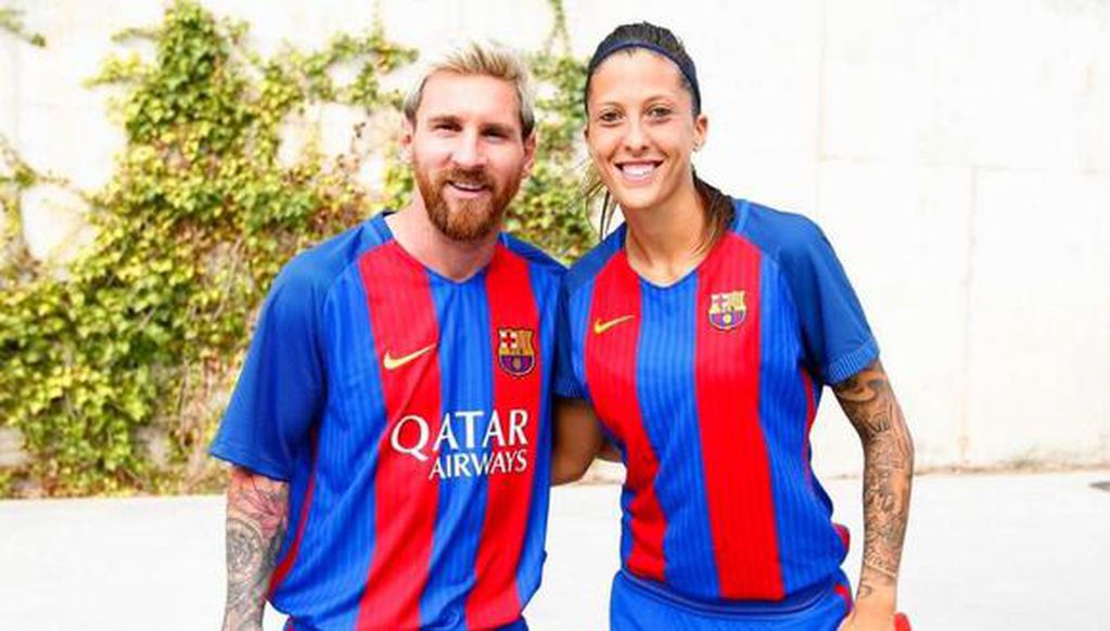 Lionel Messi junto a una jugadora del Fútbol Club Barcelona.