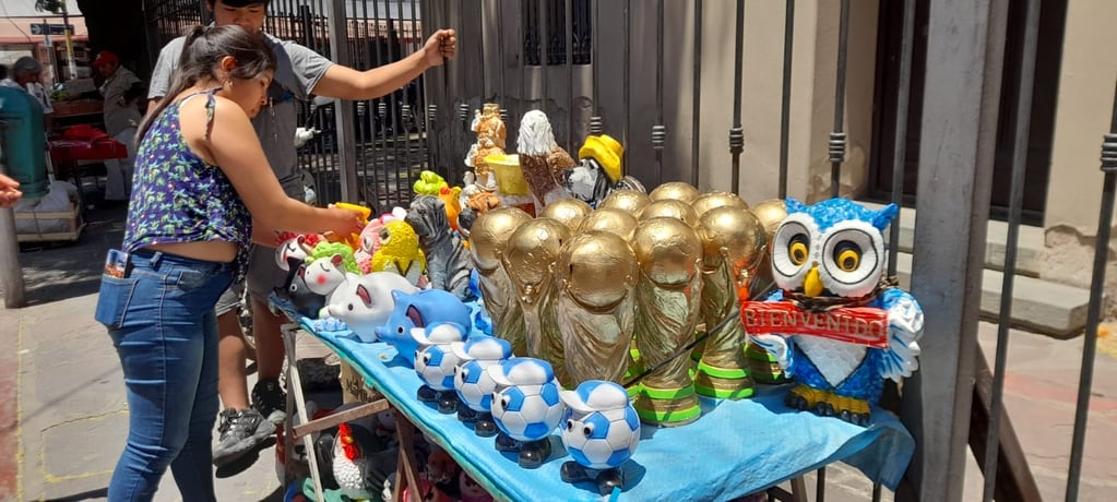 La Copa del Mundo está en Jujuy, según se ofrecía este sábado en un stand de venta de souvenir mundialista, en el centro de San Salvador de Jujuy.