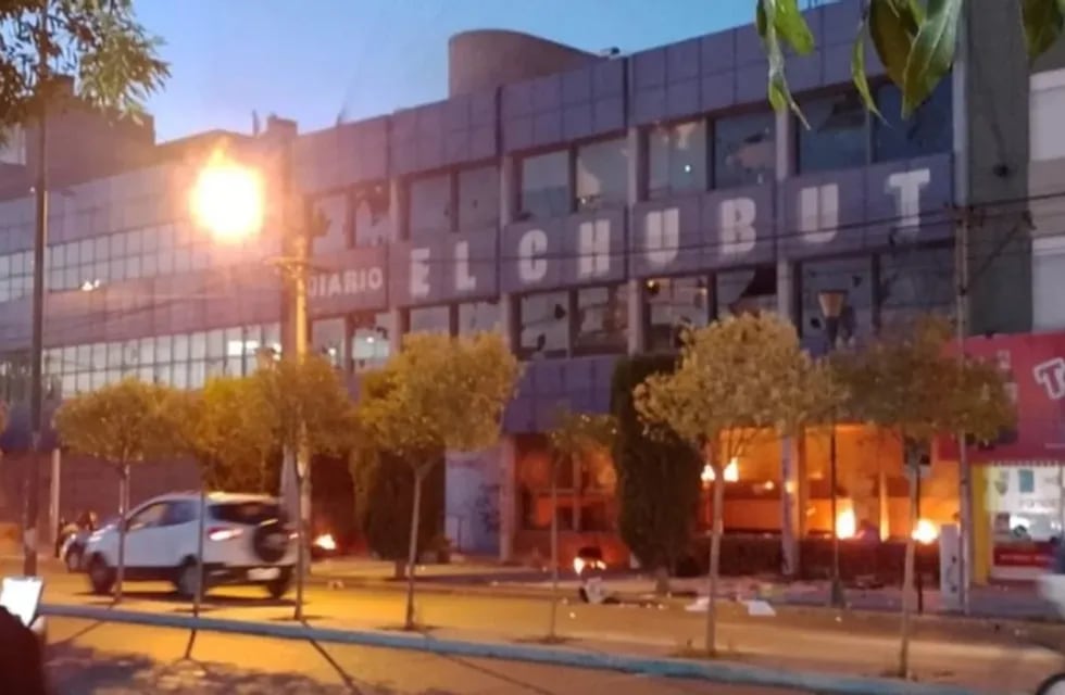 Manifestantes incendiaron el edificio del diario "El Chubut".