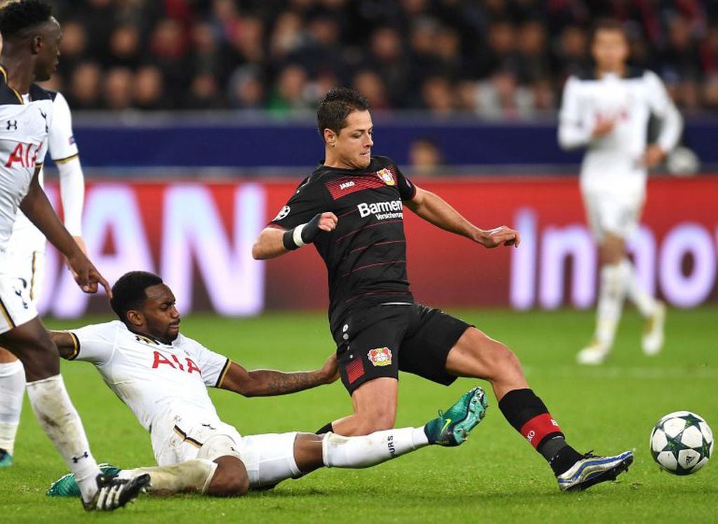 Leverkusen's Mexican forward Javier Hernández Balcázar and Tottenham Hotspur's English defender Danny Rose vie for the ball during the Champions League group E football match between Bayer Leverkusen and Tottenham Hotspur in Leverkusen, western Germany, o