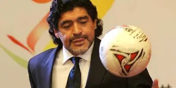 Maradona deslumbra con su habilidad dentro y fuera de la cancha (Foto: web).