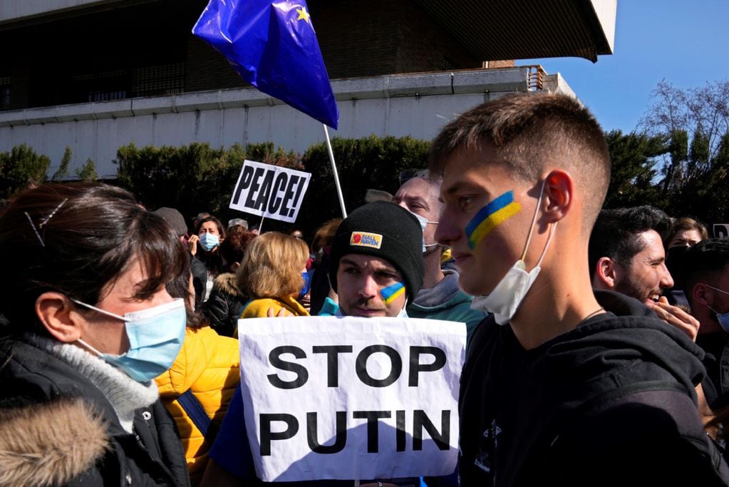 Protestas en España contra la invasión de Putin a Ucrania. (Foto / AP)
