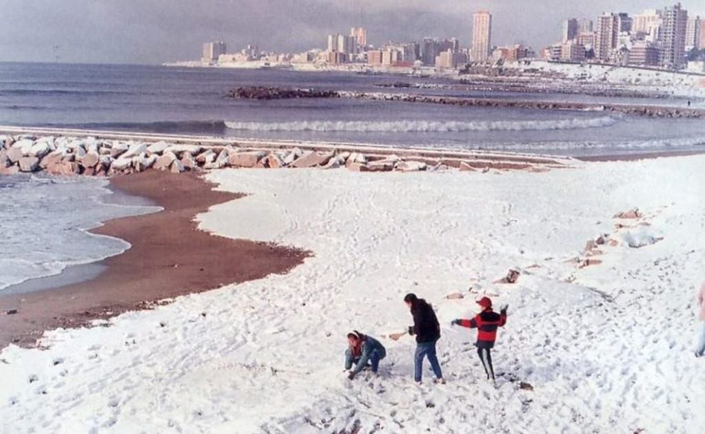Guerra de nieve en la playa de Mar del Plata (La Capital).