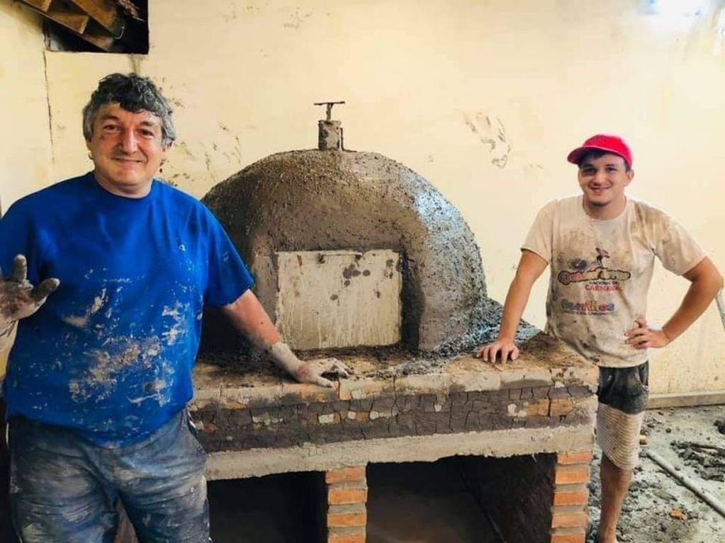 Un docente salteño construyó siete hornos de barro para los sectores más vulnerables (El Tribuno)