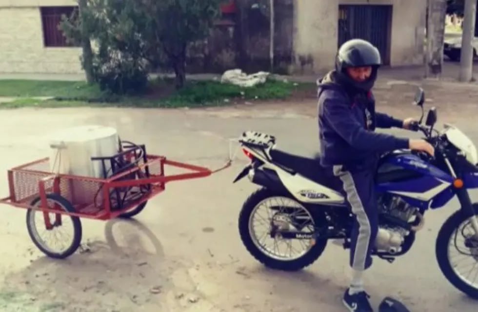Alejandro sube todos los días a su moto y reparte más de 80 raciones de leche a los más necesitados. (Web)
